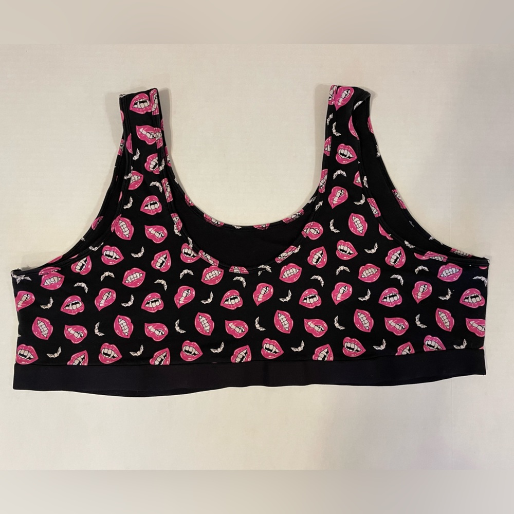 Torrid Curve black with fangs and bats print sports bra size 2x? Fits like 3x.